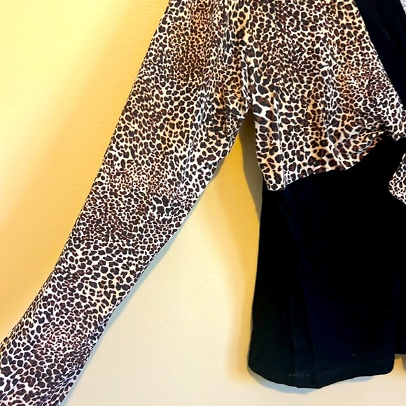 L Leopard  Blouse 🐆 V-Neck Fits M perfect, as very stretchy - Picture 4 of 6